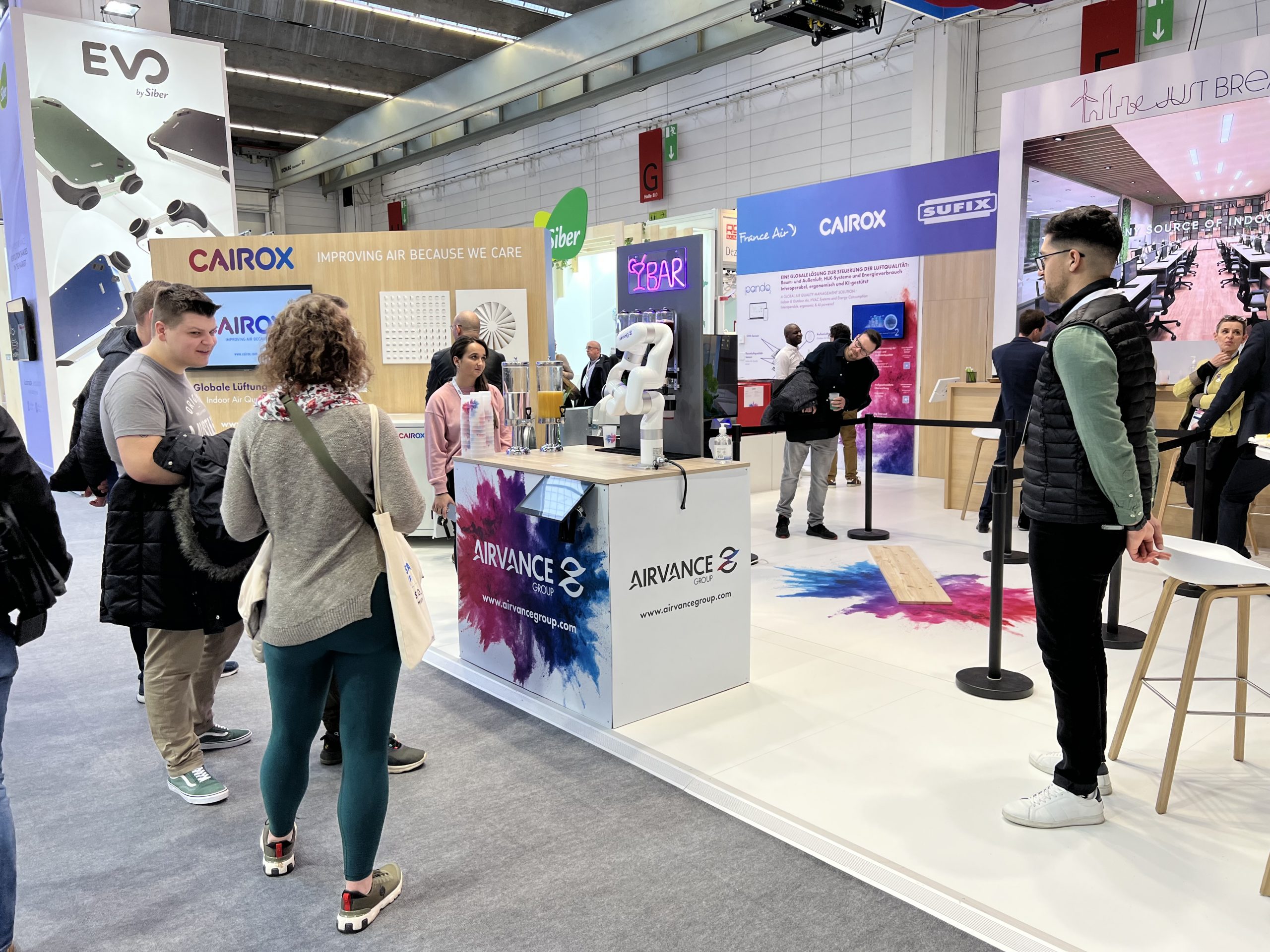 Innovez lors de vos soirées d'entreprise en optant pour notre service de location de robots à cocktails.