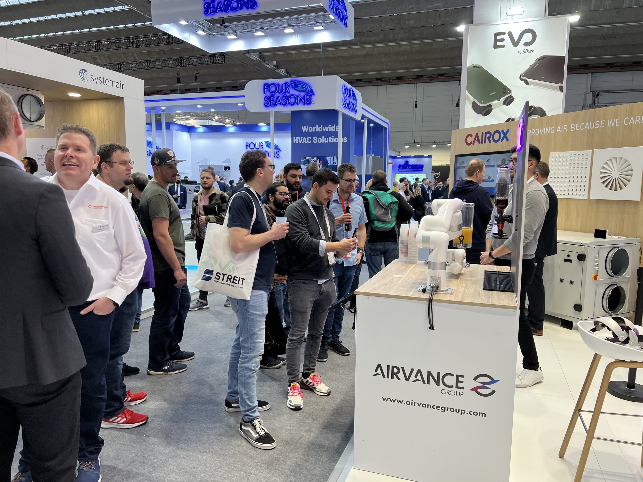 Des séminaires dynamiques et novateurs grâce à notre service de location de robots à cocktails.