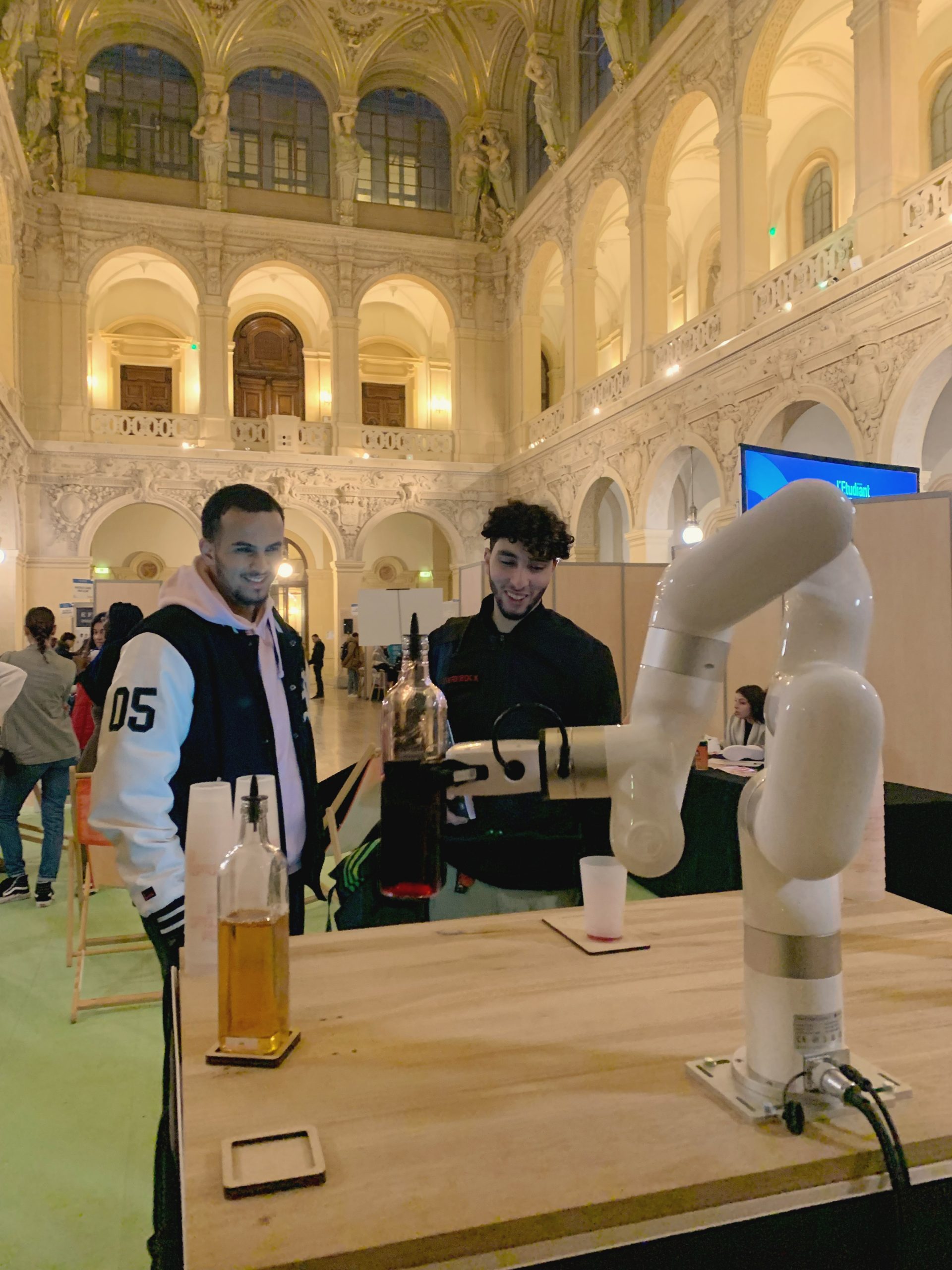 Apportez une ambiance innovante à vos séminaires en optant pour nos robots spécialisés dans la création de cocktails.