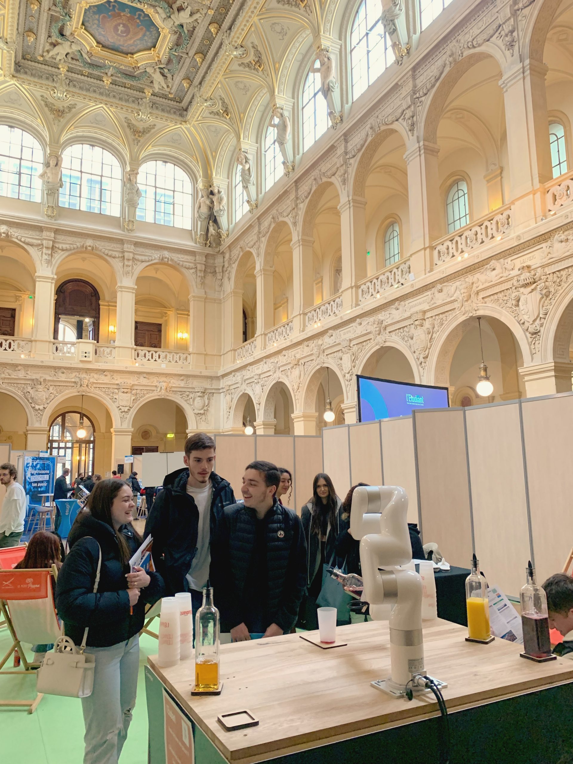 Transformez votre événement en expérience unique avec notre service de location de robots à cocktails