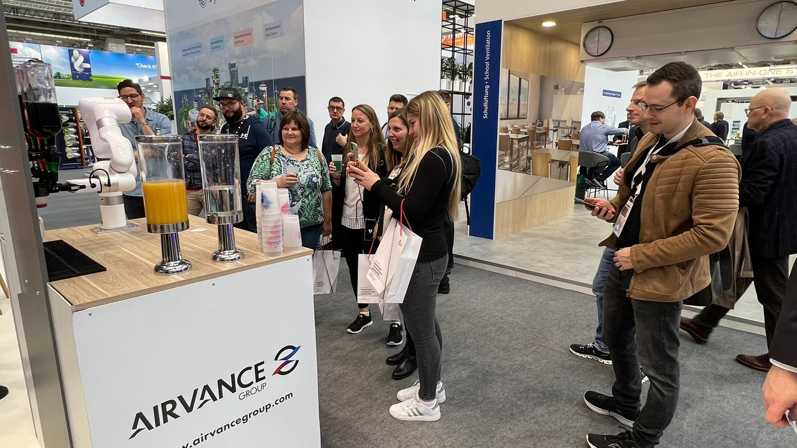 Optimisez votre salon professionnel avec notre service de location de robots à cocktails.