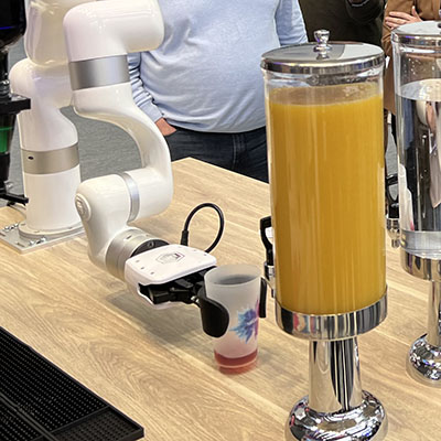 Découvrez le futur de la mixologie en optant pour nos robots à cocktails hautement performants.