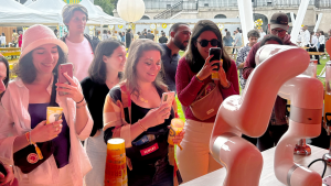 Optimisez votre salon professionnel avec notre service de location de robots à cocktails.